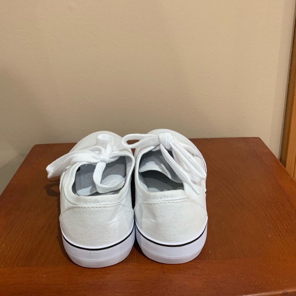 White tennis shoes - Picture 4 of 4